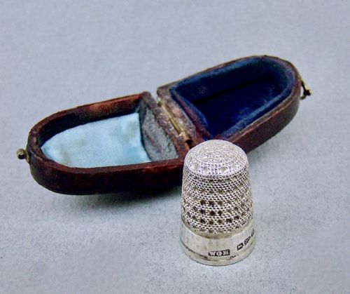 CASED VICTORIAN SILVER THIMBLE BY WALTER GEORGE MYERS CHESTER 1887 - ADDITIONAL PHOTO 4
