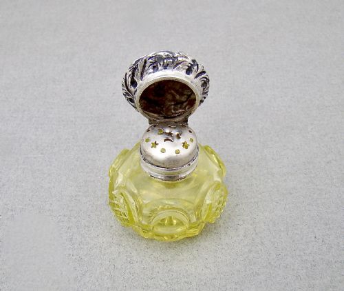 fig 1. RARE VICTORIAN SILVER MOUNTED URANIUM YELLOW GLASS VINAIGRETTE, CIRCA 1880