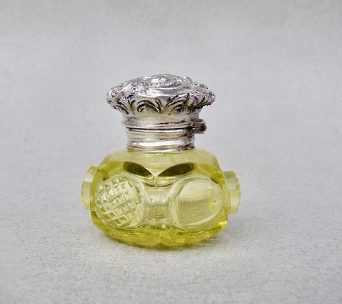 fig 2. RARE VICTORIAN SILVER MOUNTED URANIUM YELLOW GLASS VINAIGRETTE, CIRCA 1880