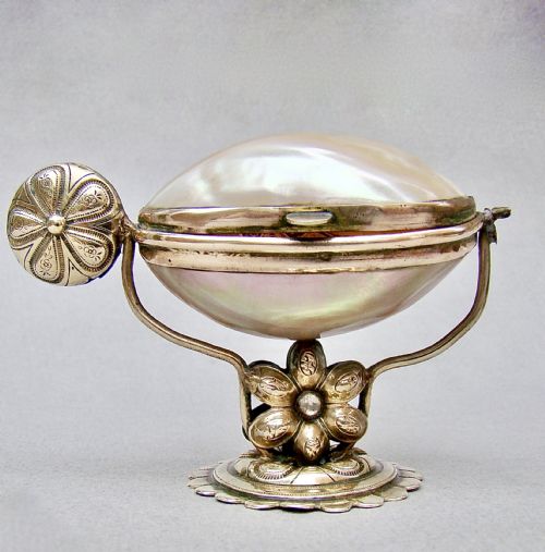 fig 2. EXQUISITE FRENCH PALAIS ROYAL MOTHER OF PEARL THIMBLE HOLDER, CIRCA 1880