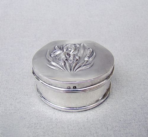 Art Nouveau Silver Pill Box by Henry Matthews, Birmingham 1909
