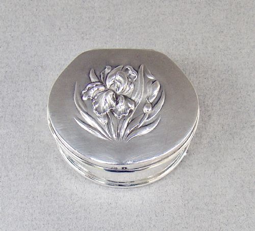 fig 1. ART NOUVEAU SILVER PILL BOX BY HENRY MATTHEWS, BIRMINGHAM 1909
