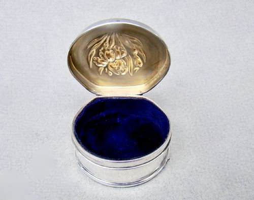 fig 2. ART NOUVEAU SILVER PILL BOX BY HENRY MATTHEWS, BIRMINGHAM 1909