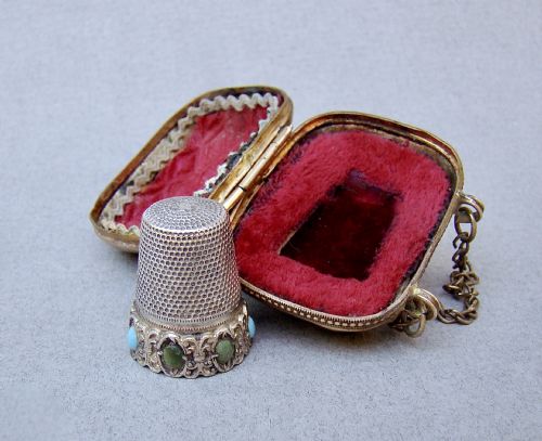 EXQUISITE 19TH C FRENCH SILVER STONE SET THIMBLE IN ORMULU CHATELAINE CASE - ADDITIONAL PHOTO 7