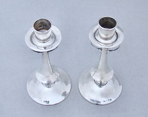 ELEGANT PAIR OF ARTS CRAFT SMALL SILVER CANDLESTICKS BY JAMES FENTON BIRMINGHAM 1906 - ADDITIONAL PHOTO 1