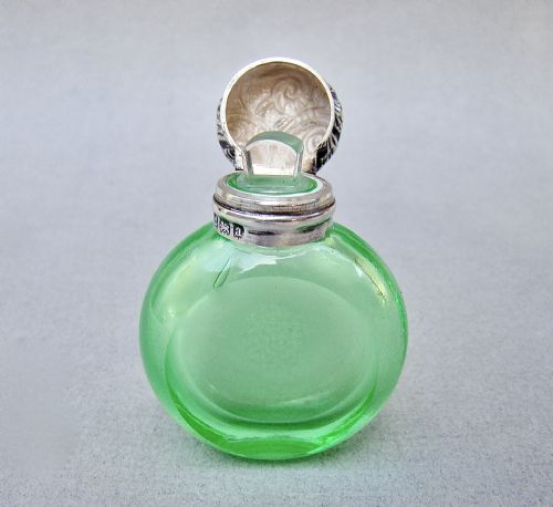 fig 2. UNUSUAL VICTORIAN SILVER MOUNTED URANIUM GLASS SCENT BOTTLE BY CHARLES MAY, BIRMINGHAM 1900