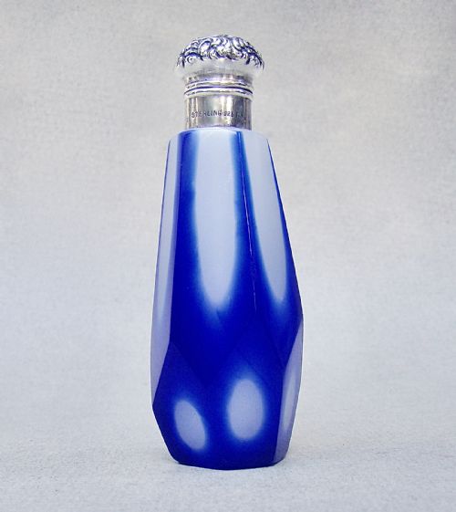 VICTORIAN STERLING SILVER AND OPALINE GLASS SCENT BOTTLE CIRCA 1890 - ADDITIONAL PHOTO 1