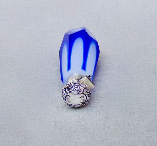 VICTORIAN STERLING SILVER AND OPALINE GLASS SCENT BOTTLE CIRCA 1890 - ADDITIONAL PHOTO 2