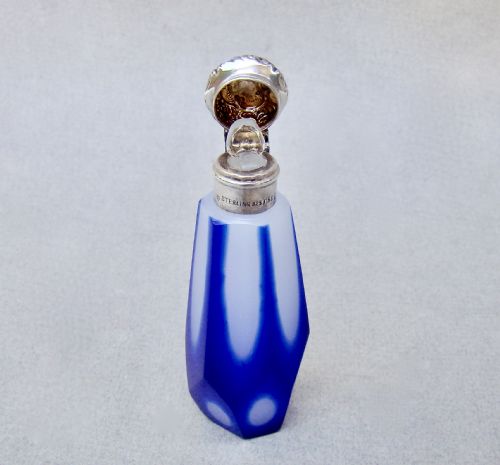 VICTORIAN STERLING SILVER AND OPALINE GLASS SCENT BOTTLE CIRCA 1890 - ADDITIONAL PHOTO 3