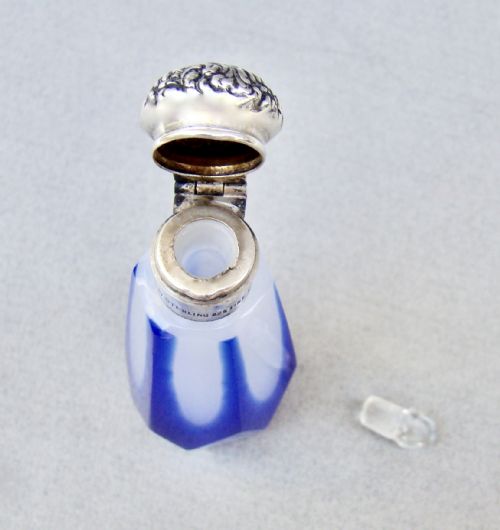VICTORIAN STERLING SILVER AND OPALINE GLASS SCENT BOTTLE CIRCA 1890 - ADDITIONAL PHOTO 4