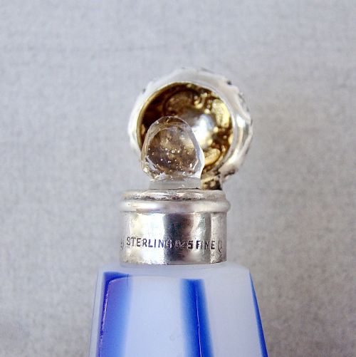 VICTORIAN STERLING SILVER AND OPALINE GLASS SCENT BOTTLE CIRCA 1890 - ADDITIONAL PHOTO 5