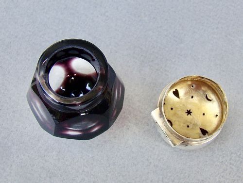 RARE VICTORIAN SILVER AMETHYST GLASS VINAIGRETTE CIRCA 1890 - ADDITIONAL PHOTO 3