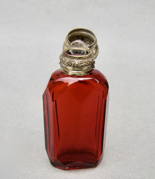 19TH C FRENCH RUBY GLASS ORMULU SCENT BOTTLE CIRCA 1890 - ADDITIONAL PHOTO 3
