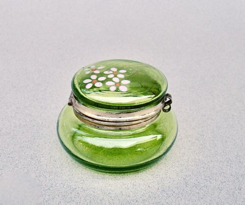 DELIGHTFUL 19TH CENTURY ENAMELLED GREEN GLASS TRINKET BOX CIRCA 1890 - ADDITIONAL PHOTO 1