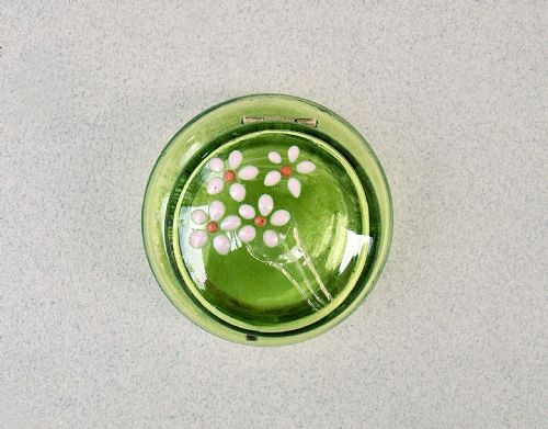 DELIGHTFUL 19TH CENTURY ENAMELLED GREEN GLASS TRINKET BOX CIRCA 1890 - ADDITIONAL PHOTO 2