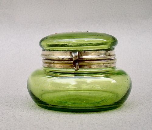 DELIGHTFUL 19TH CENTURY ENAMELLED GREEN GLASS TRINKET BOX CIRCA 1890 - ADDITIONAL PHOTO 3
