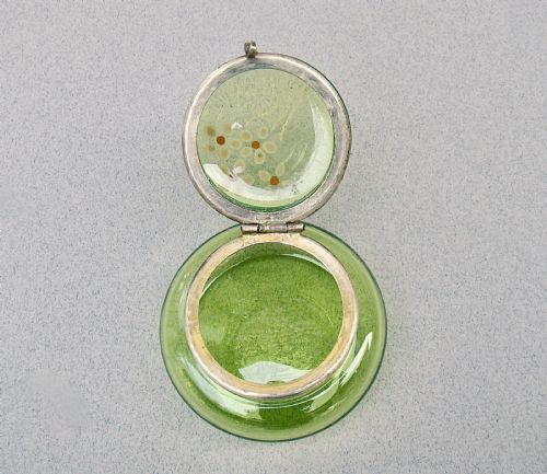 DELIGHTFUL 19TH CENTURY ENAMELLED GREEN GLASS TRINKET BOX CIRCA 1890 - ADDITIONAL PHOTO 4