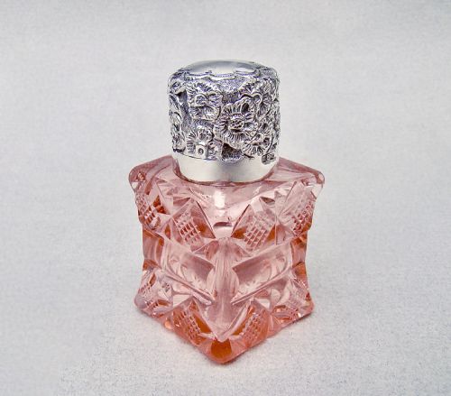 UNUSUAL VICTORIAN SILVER PEACH SLICEDCUT GLASS SCENT BOTTLE BY THE MOUSLEY BROTHERS BIRMINGHAM 1895 - ADDITIONAL PHOTO 1