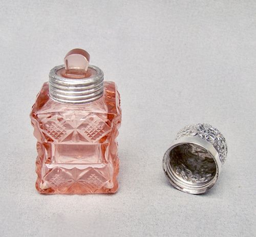 UNUSUAL VICTORIAN SILVER PEACH SLICEDCUT GLASS SCENT BOTTLE BY THE MOUSLEY BROTHERS BIRMINGHAM 1895 - ADDITIONAL PHOTO 3