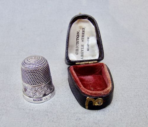 CASED SILVER THIMBLE BY THE NORTHERN GOLDSMITH COMPANY CIRCA 1925 - ADDITIONAL PHOTO 1