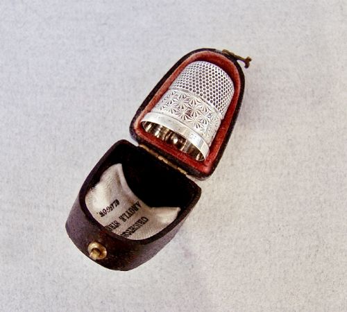 CASED SILVER THIMBLE BY THE NORTHERN GOLDSMITH COMPANY CIRCA 1925 - ADDITIONAL PHOTO 2