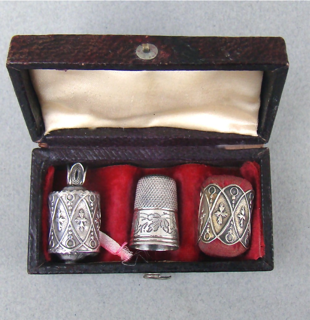 EARLY VICTORIAN SILVER THIMBLE, TAPE MEASURE  & PIN CUSHION TRIO, IN PRESENTATION CASE, CIRCA 1840