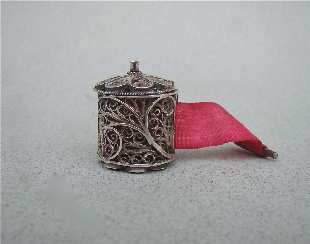 GEORGIAN SILVER FILIGREE TAPE MEASURE, CIRCA 1820