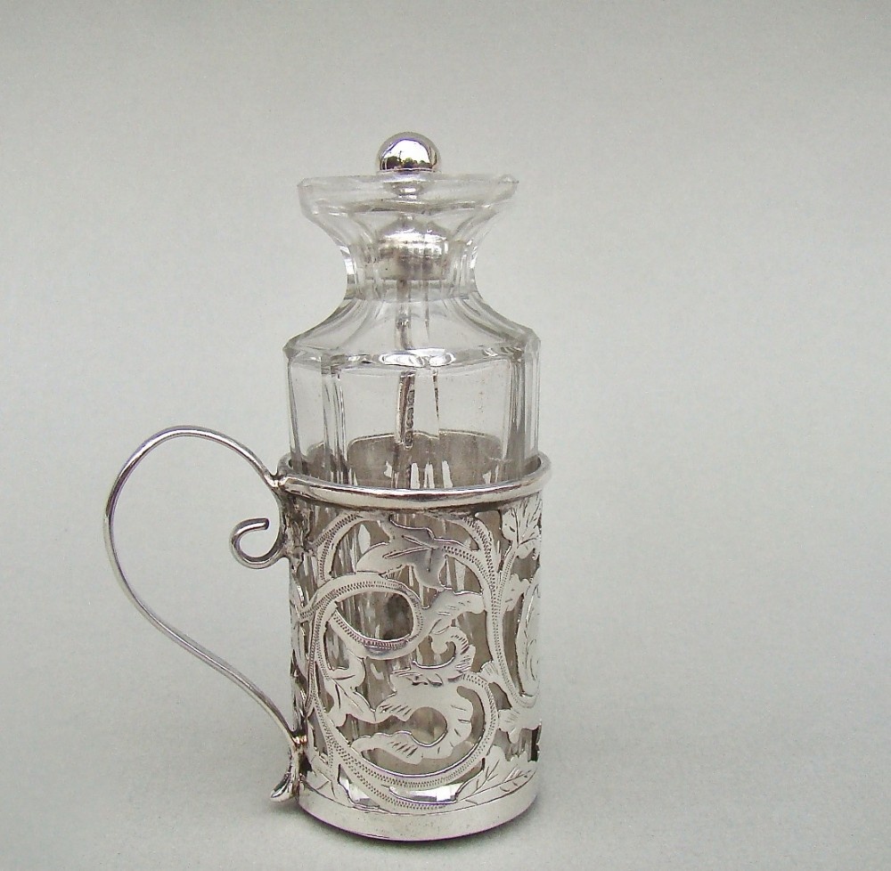 EDWARDIAN SILVER CAYENNE PEPPER JAR & SPOON BY LEVI & SALAMAN, BIRMINGHAM 1900