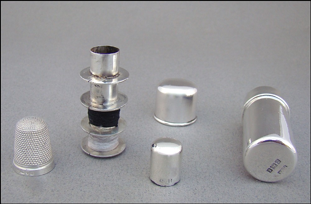 NOVELTY EDWARDIAN SILVER NEEDLE, THIMBLE AND THREAD TRAVELLING CASE BY HORTON & ALLDAY, BIRMINGHAM 1905 View III