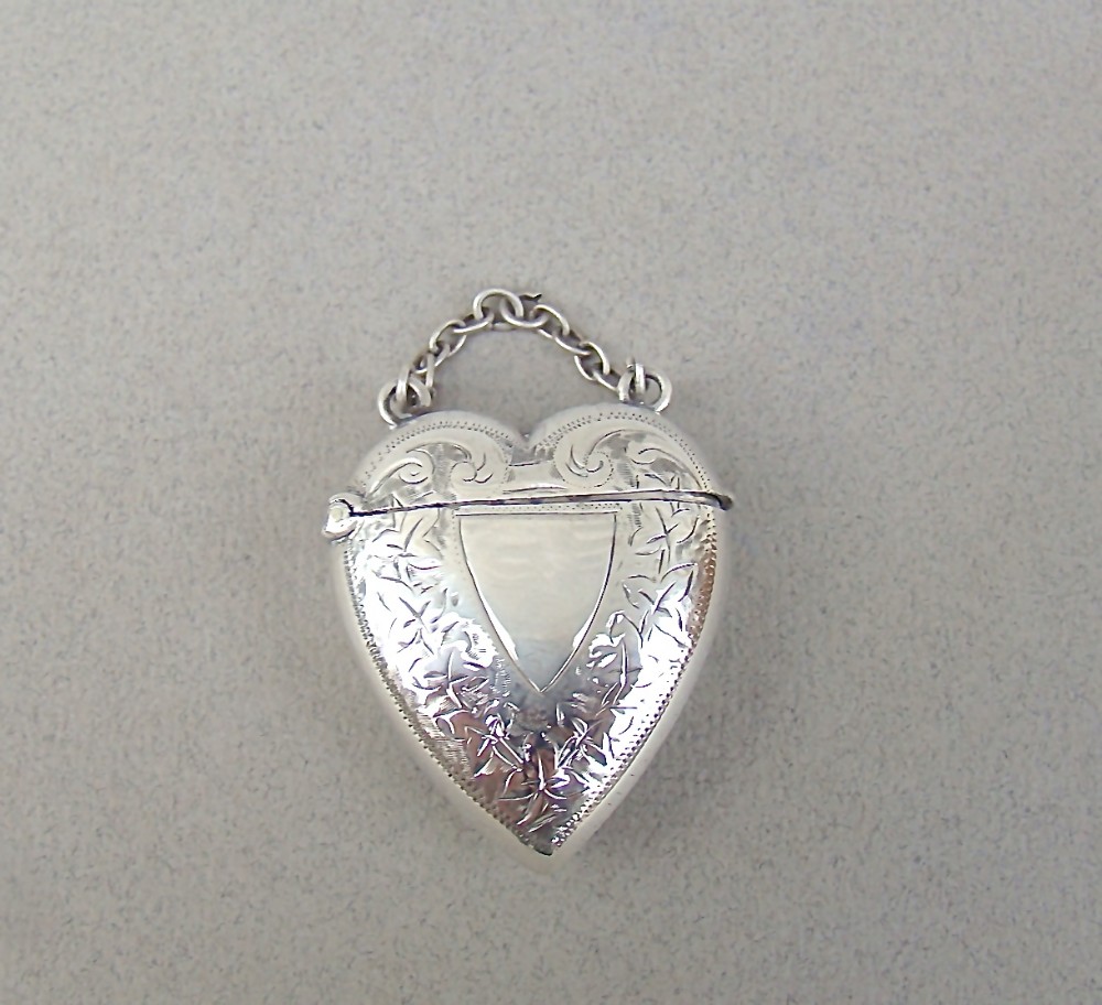 VICTORIAN SILVER HEART SHAPED VESTA CASE BY JOSEPH GLOSTER, BIRMINGHAM 1898