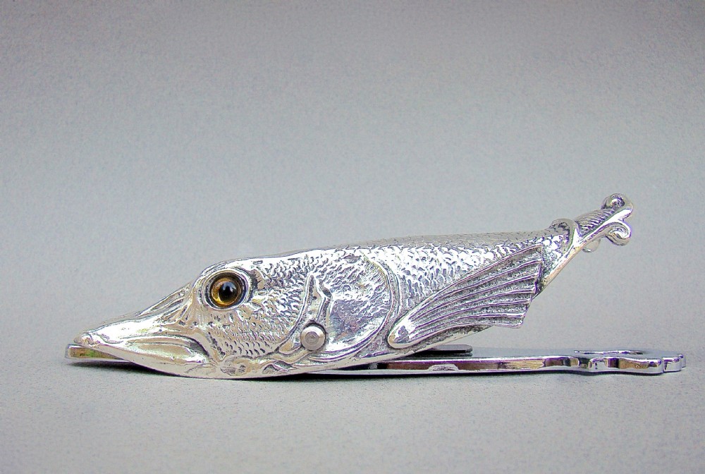 NOVELTY SILVER PLATED PAPER CLIP MODELLED AS A PIKE , CIRCA 1920 View IV