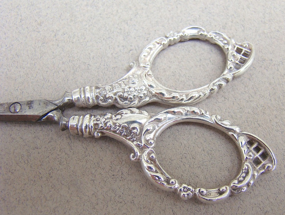 VICTORIAN SILVER CASED SEWING SET OR NECESSAIRE BY LEVI & SALAMAN, BIRMINGHAM 1890 View VIII