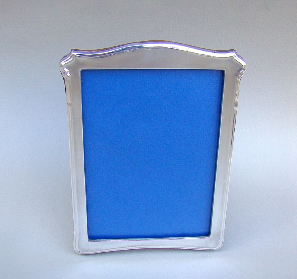 GEORGE V SOLID SILVER PHOTOGRAPH FRAME BY WALKER & HALL, BIRMINGHAM 1929
