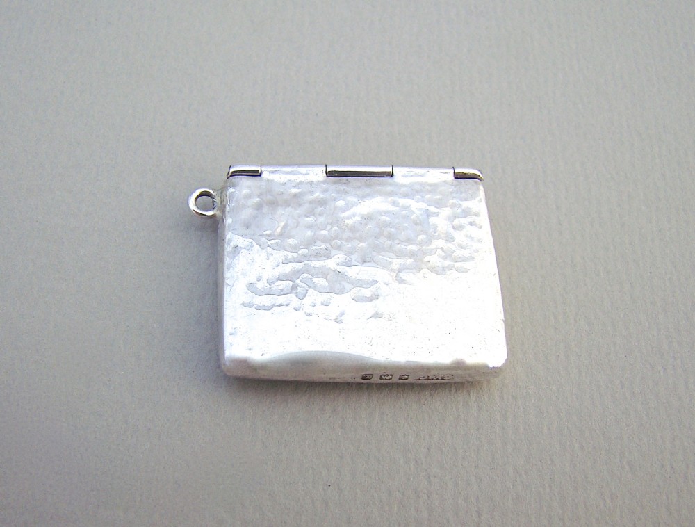 EDWARDIAN SPOT-HAMMERED  SILVER STAMP CASE BY GOURDEL VALES & CO, BIRMINGHAM 1905 View IV