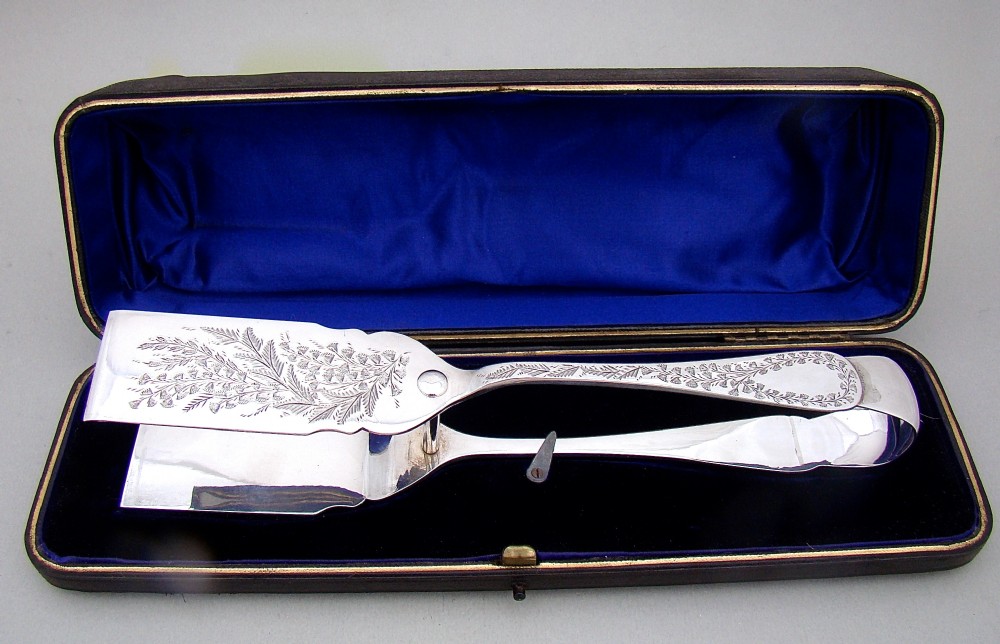 CASED PAIR OF VICTORIAN SOLID SILVER ASPARAGUS TONGS BY HILLIARD & THOMASON, BIRMINGHAM 1900