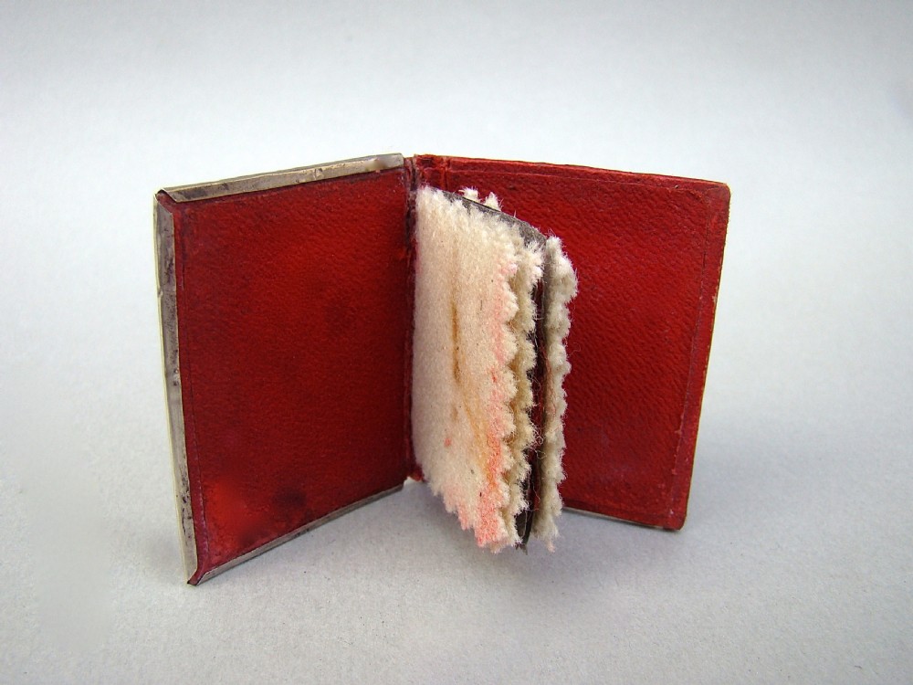 EDWARDIAN SILVER “BOOK” NEEDLE CASE BY ARTHUR J. SMITH, BIRMINGHAM 1907 View III