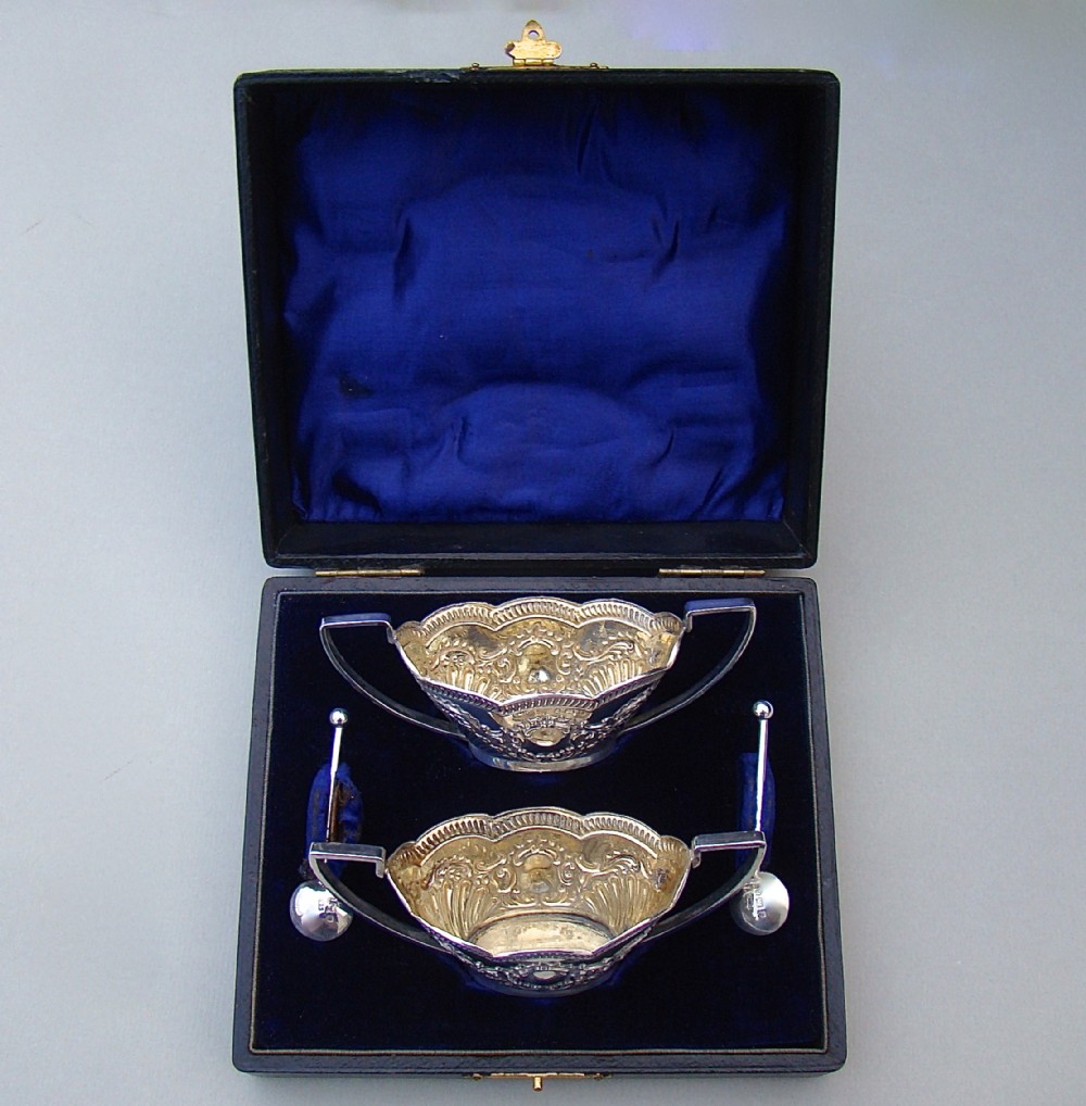 CASED PAIR OF VICTORIAN SILVER  SALTS BY SPURRIER & CO, BIRMINGHAM 1900
