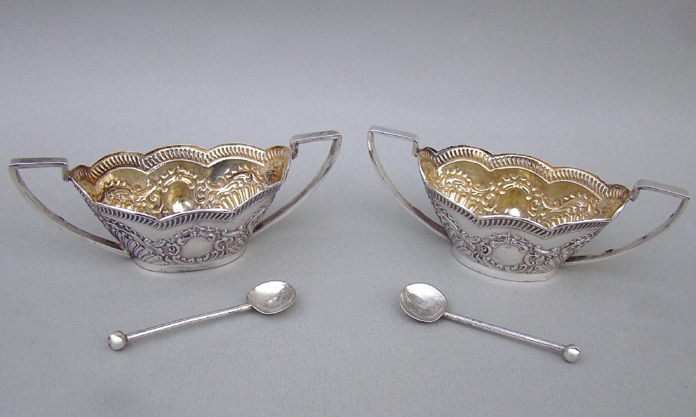 CASED PAIR OF VICTORIAN SILVER  SALTS BY SPURRIER & CO, BIRMINGHAM 1900
 View III
