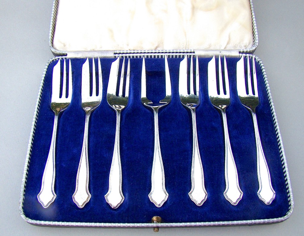CASED SET OF SIX STERLING SILVER CAKE FORKS WITH MATCHING SERVING PRONG BY THE COOPER BROTHERS, SHEFFIELD 1941 View II