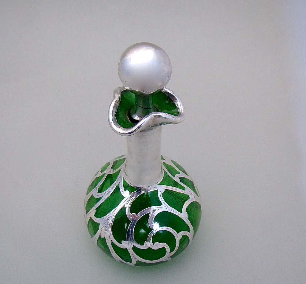 ART NOUVEAU OVERLAY STERLING SILVER & GREEN GLASS SCENT BOTTLE, CIRCA 1900
