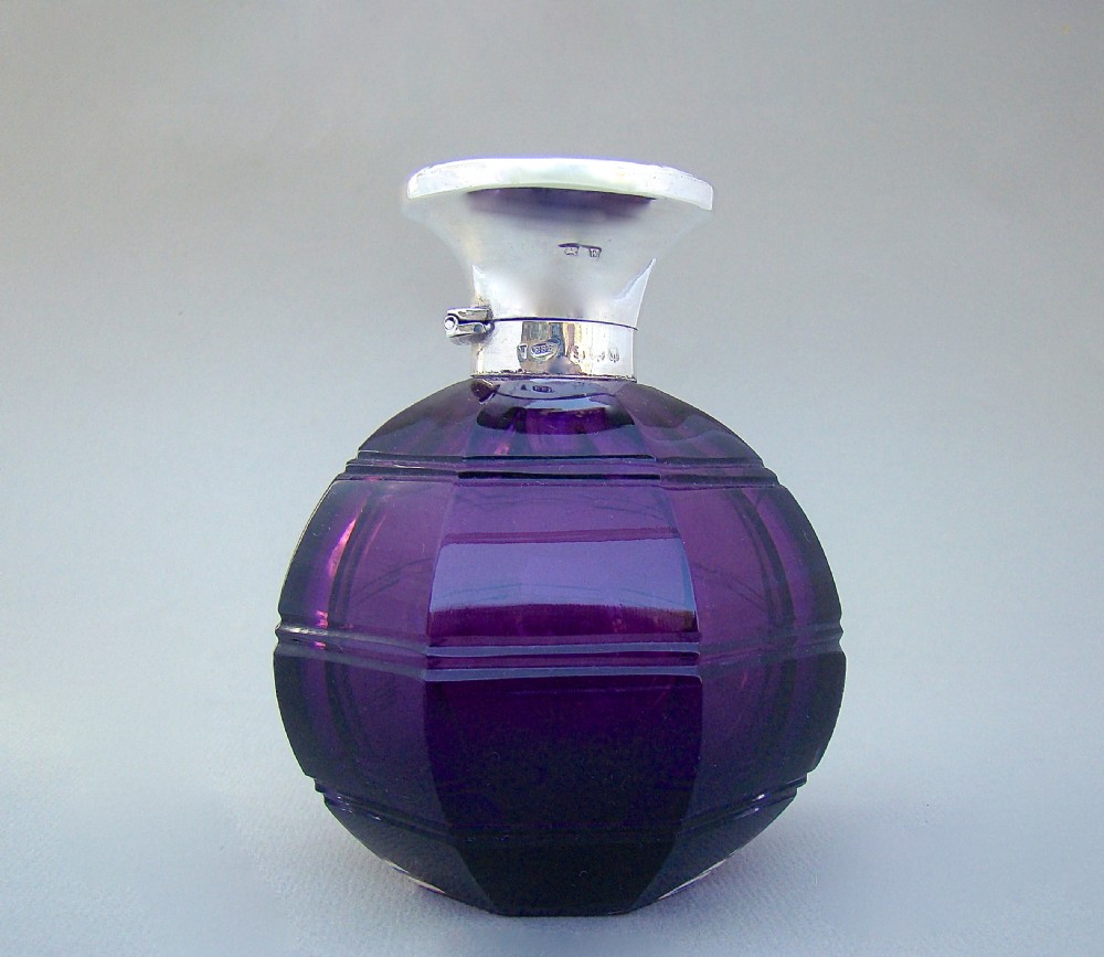 LARGE GEORGE V SILVER AND AMETHYST GLASS SCENT BOTTLE BY EDWARD SOUTER BARNSLEY, BIRMINGHAM 1921 View III