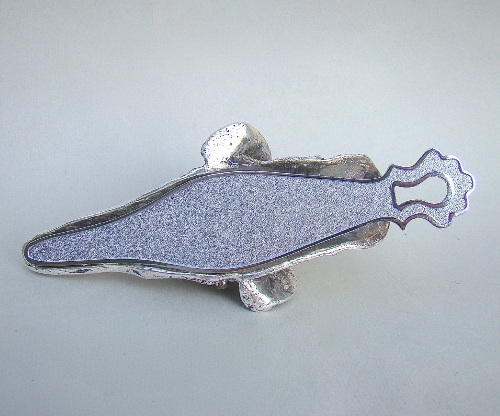 NOVELTY SILVER PLATED PAPER CLIP IN THE SHAPE OF A DOG'S HEAD, CIRCA 1920 View V
