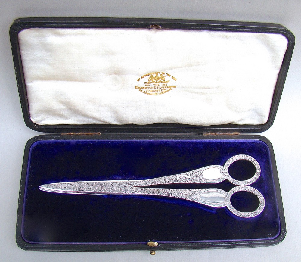 CASED PAIR OF VICTORIAN SILVER GRAPE SCISSORS BY WAKELY & WHEELER, LONDON 1890 View II