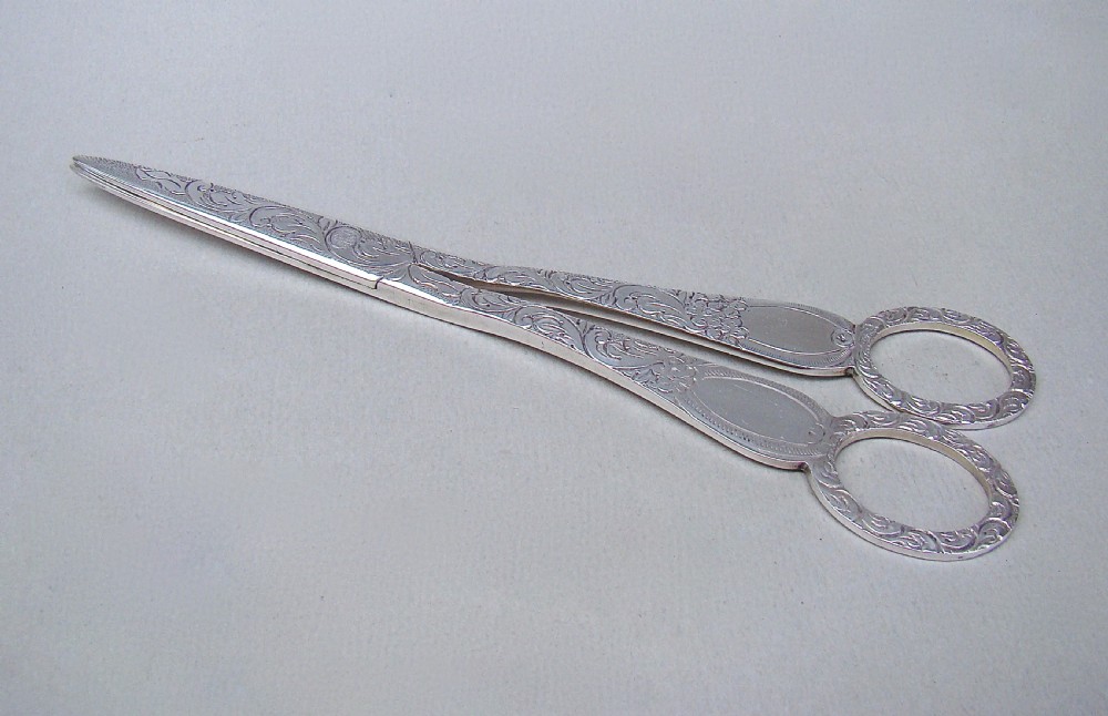 CASED PAIR OF VICTORIAN SILVER GRAPE SCISSORS BY WAKELY & WHEELER, LONDON 1890 View III