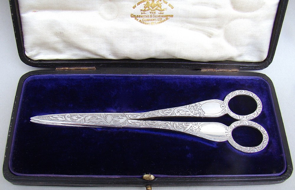 CASED PAIR OF VICTORIAN SILVER GRAPE SCISSORS BY WAKELY & WHEELER, LONDON 1890