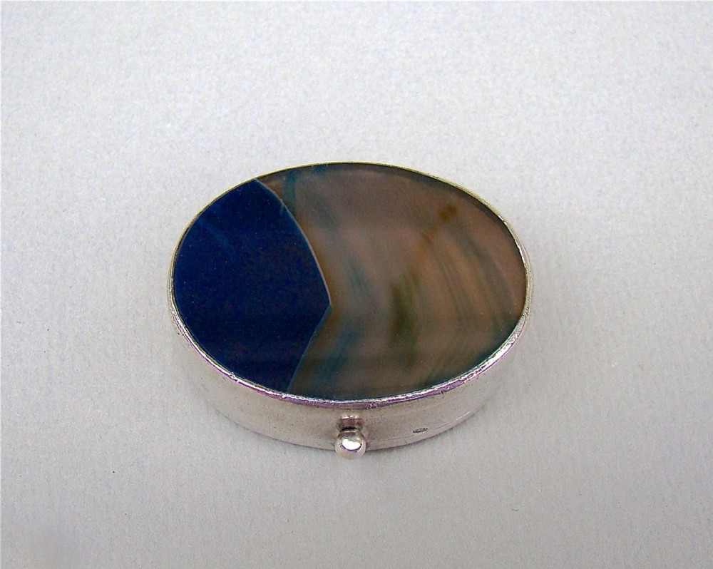 19TH CENTURY FRENCH SILVER MOUNTED AGATE PILL BOX, CIRCA 1890
