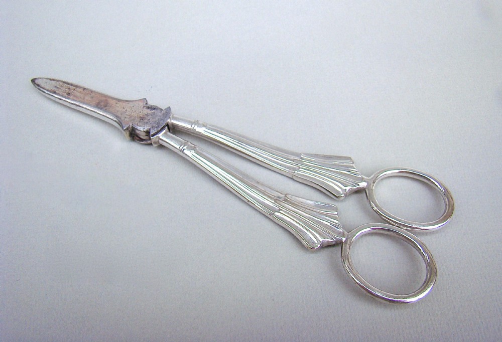PAIR OF EDWARDIAN SILVER PLATED ALBANY PATTERN GRAPE SCISSORS, CIRCA 1900
 View II