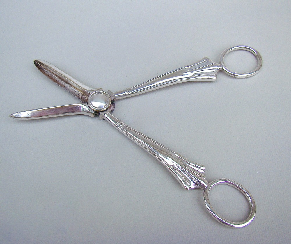 PAIR OF EDWARDIAN SILVER PLATED ALBANY PATTERN GRAPE SCISSORS, CIRCA 1900
 View III