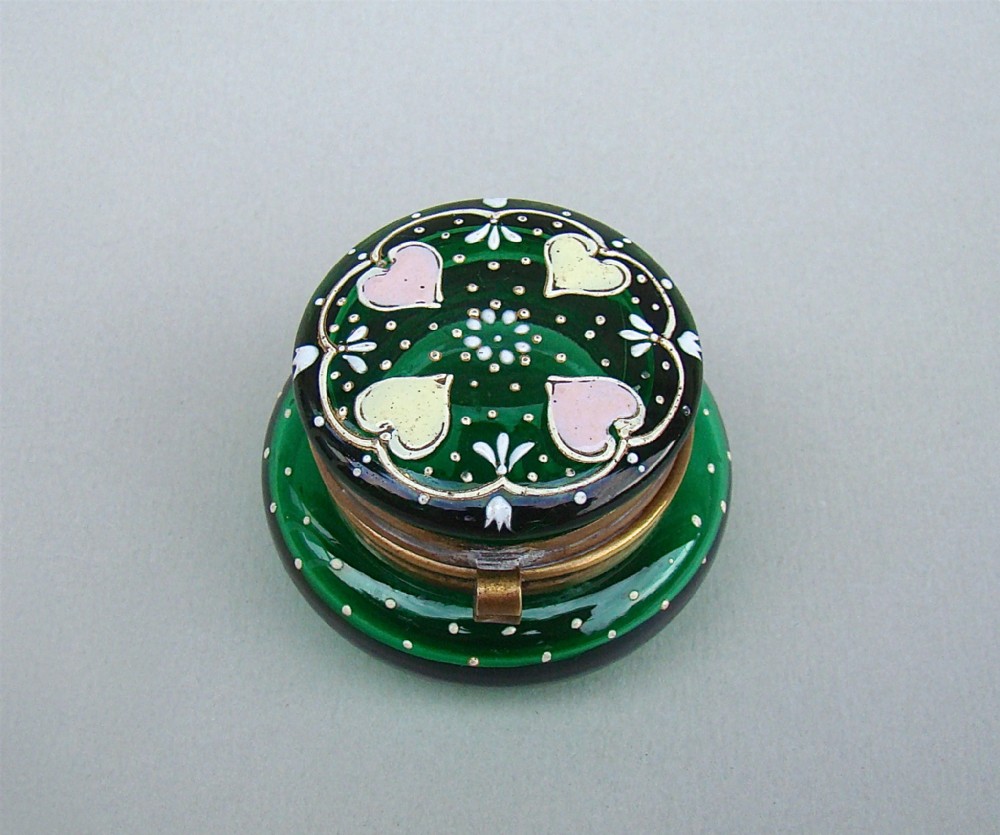 19TH CENTURY FRENCH ENAMELLED GLASS TRINKET BOX, CIRCA 1890