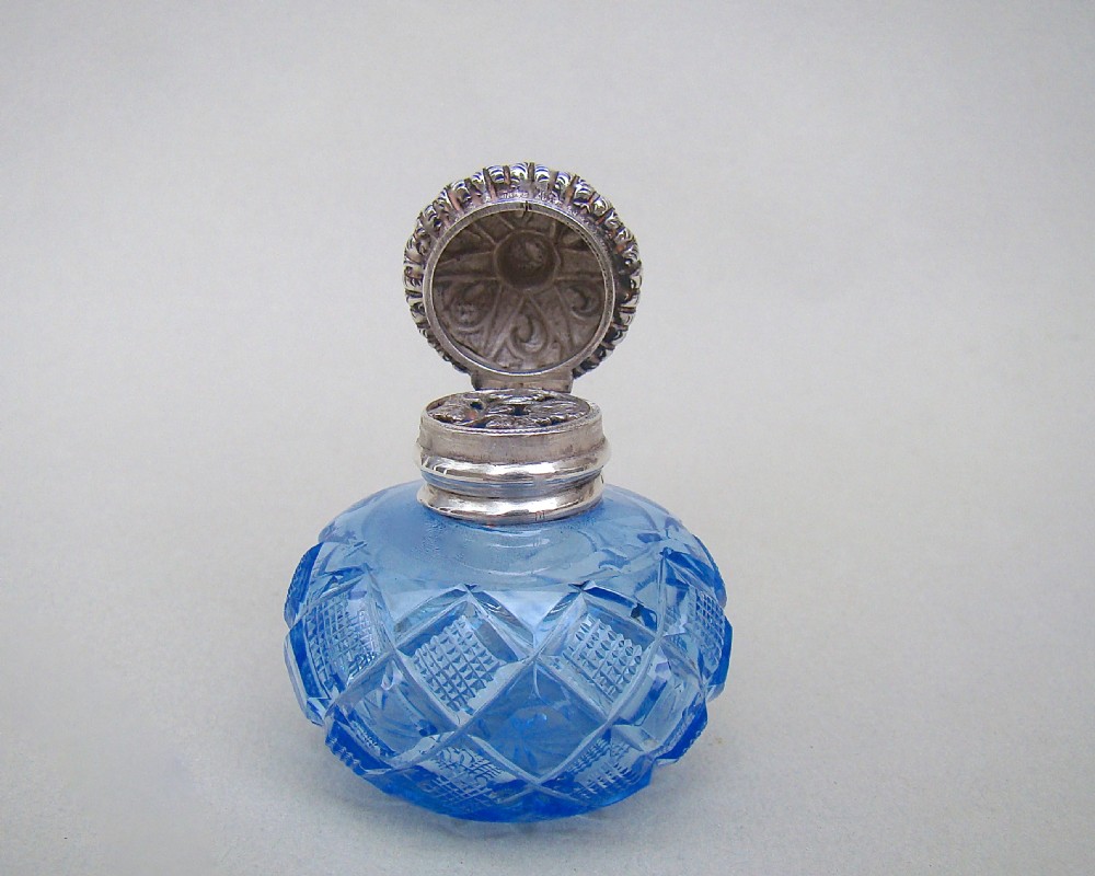 RARE VICTORIAN SILVER MOUNTED URANIUM BLUE GLASS VINAIGRETTE, CIRCA 1880 View V